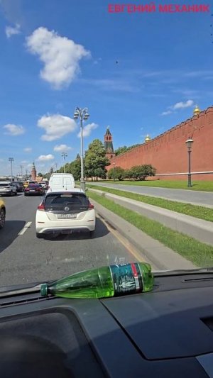 Кремлёвская набережная #пробки #движение #автомобили #храмХристаСпасителя