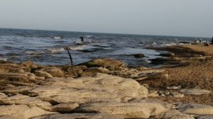 Каспийское море в Дербенте, прогулка по берегу моря, красивые волны шум моря и ветра, хороший отды