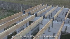 Установка деревянных балок перекрытия