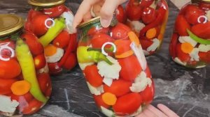 ПРОСТО ЗАЛИВАЮ КИПЯТКОМ. Закрываю по 50 банок! Невероятно вкусный рецепт с ПОМИДОРАМИ и с Капустой!