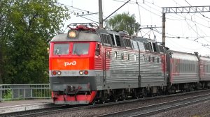 ЧС7-196 со скорым поездом Абакан — Москва с приветливой бригадой следует через станцию Которосль