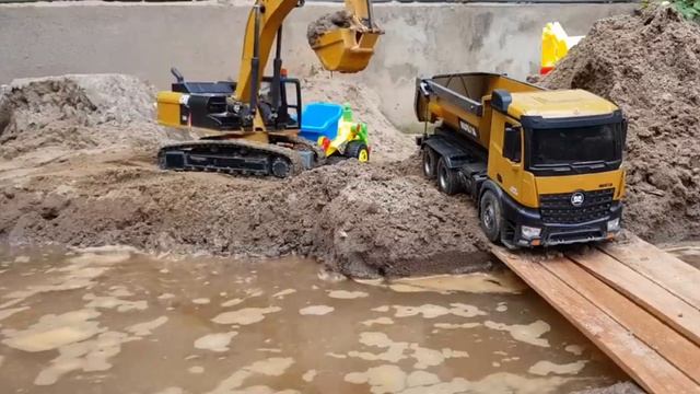 Большегрузы на радиоуправлении в действии. RC экскаватор и грузовики на работе. смотреть онлайн