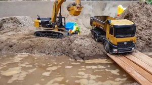 Большегрузы на радиоуправлении в действии. RC экскаватор и грузовики на работе.