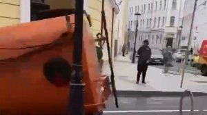 Водитель трактора в центре Москвы решил устроить дрифт