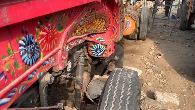 Топ-4 видео дорожно-транспортных происшествий с грузовиками в Пакистане смотреть онлайн