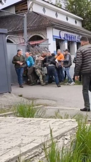 Украинский малыш комментирует драку возле ТЦК в Белогорье Хмельницкой области.