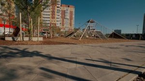 Сквер Равновесия в Тюмени возле ТРЦ Кристалл