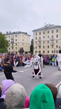 Архангельск. Момент выступления уличных театров.