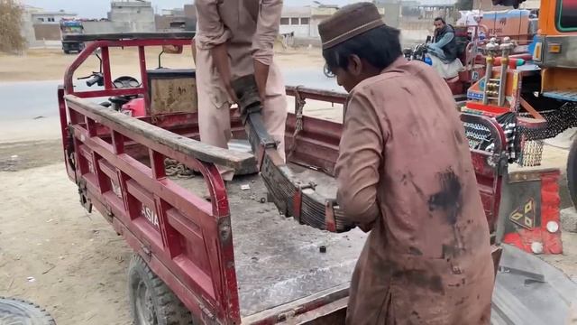 Груженый грузовик попал в аварию. Вырвало рессору. Ставим грузовик на колеса прямо на дороге. смотреть онлайн