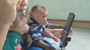 Обезьянки 2 МАЛЫШКИ впервые смотрят видео Щупают воздух за смартфоном СМЕШНЫЕ