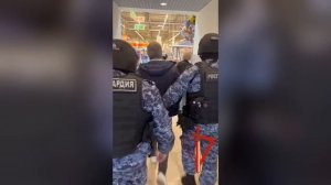 ‼️Мужчина украл красную рыбу, колбасу, коньяк и джинсы из магазинов в Подмосковье — его поймали‼️