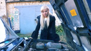 Девушка меняет свечи . ваз 2107