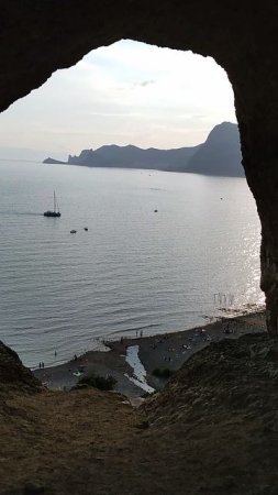 Красивый вид из грота Эолова арфа открывается на Черное море