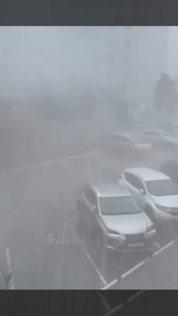 Ураган накрыл Хабаровск. Ветер сносит рекламные щиты и сбивает пешеходов с ног, улицы затоплены.