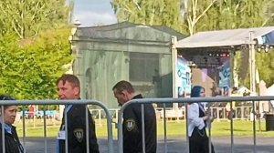 Выпускной через забор