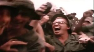 1973 год, Вьетнам  бойцы ВС США слушают радио где диктор передает что вьетнамская война закончилась