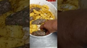 Котлеты и картофель в духовке
