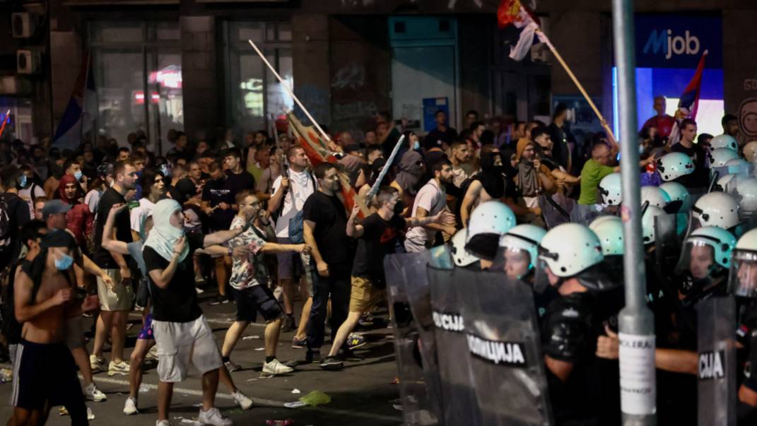Протестующие напали на полицейских в Сербии
