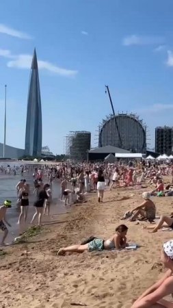 Анапа? Геленджик? Нет, это Питер.

Петербуржцы так обрадовались солнцу, что ломанулись загорать