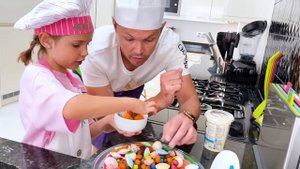 Мистер Макс Полезная или сладкая Пицца новый Челлендж от Макса и Кати