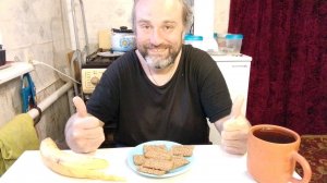 ужин банан печенье чай-чаёк. рыжуля за кадром. мукбанг. обжор. еда на камеру. диета. шизофрения.