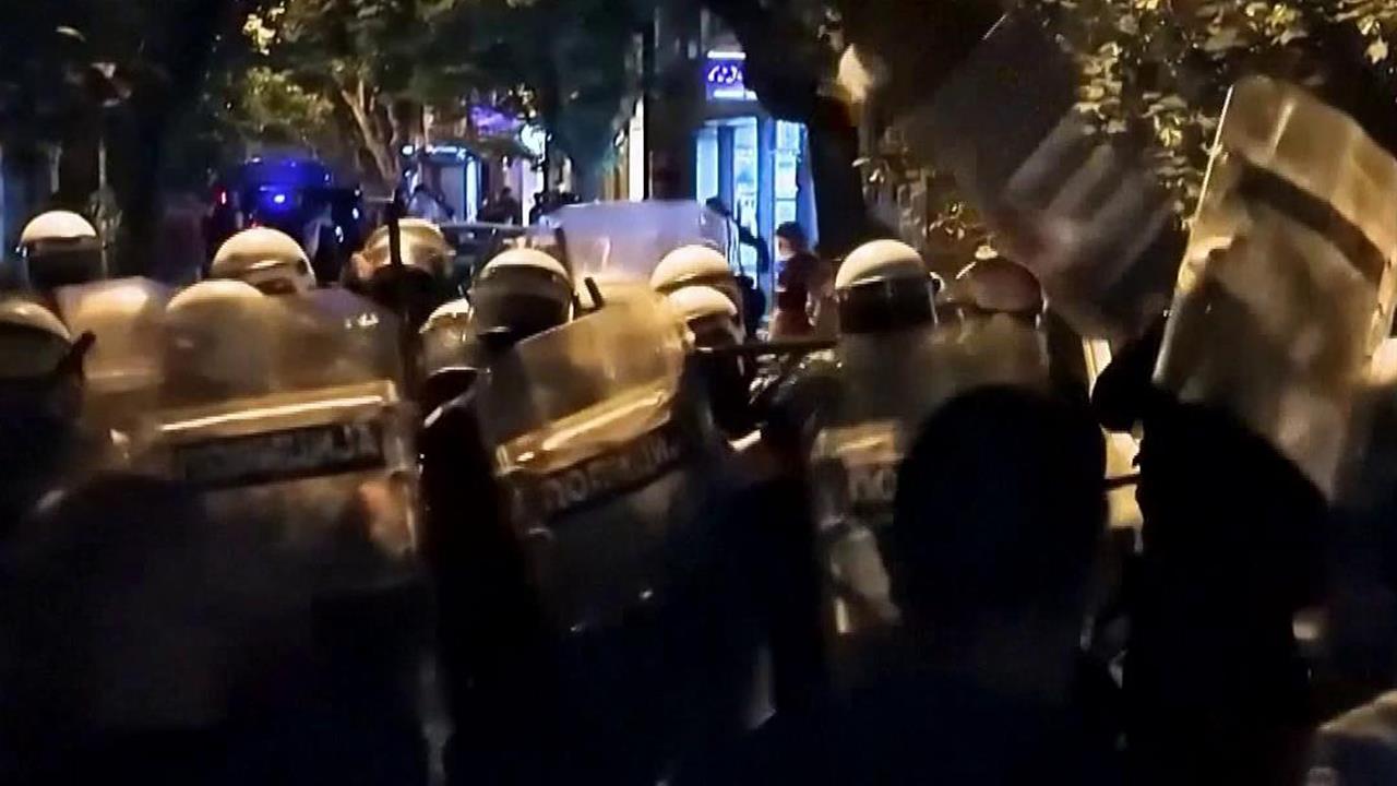 В Сербии протестующие напали на полицейских