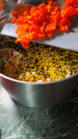 Оливье с копченой форелью
