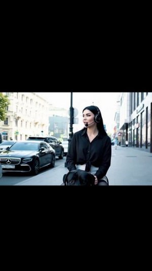 День в Днепре, где верхом на собаке едет старший специалист службы безопасности