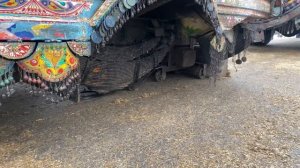 Перегруженный пакистанский грузовик попал в аварию на дороге