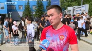 Сотни мирнинцев научились азам бокса у Чемпиона мира