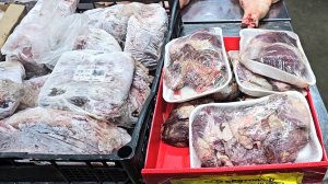 Магазин Светофор.Люди разбирают нужные новинки.Товары июля