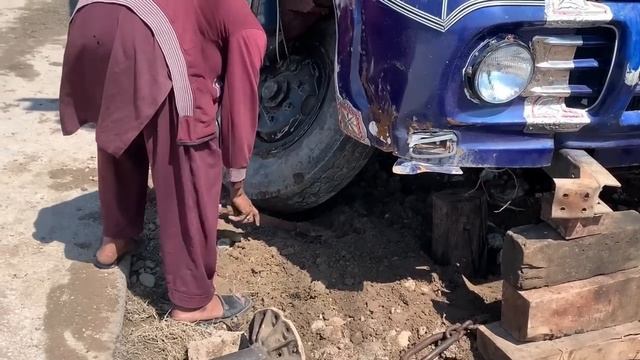 Шокирующая авария! Передняя часть перегруженного грузовика повреждена линиями ЛЭП смотреть онлайн