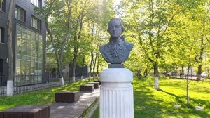 Бульвар Архитекторов. Бюсты. Москва