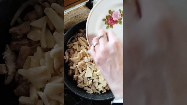 свиная вырезка консервированные шампиньоны и овощи со сметаной