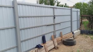 Полностью  доделали забор . Калитку в рамке и распашные ворота .