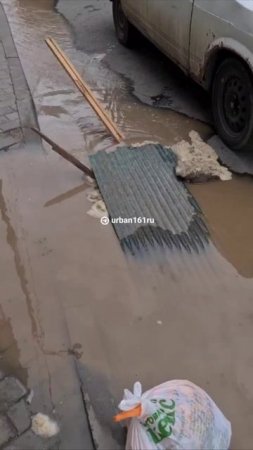 На улице Обороны в центре прорвало трубу.