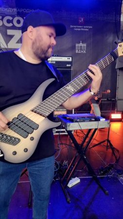 Грувлю на @moscowjazzfestival сцена на ВДНХ, бас Dingwall ABZ Custom 
@sahsasun рубит соляк вне кадр