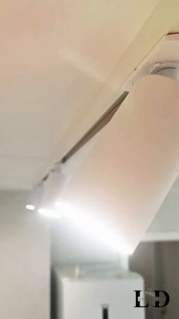 Классический белый натяжной потолок в квартире