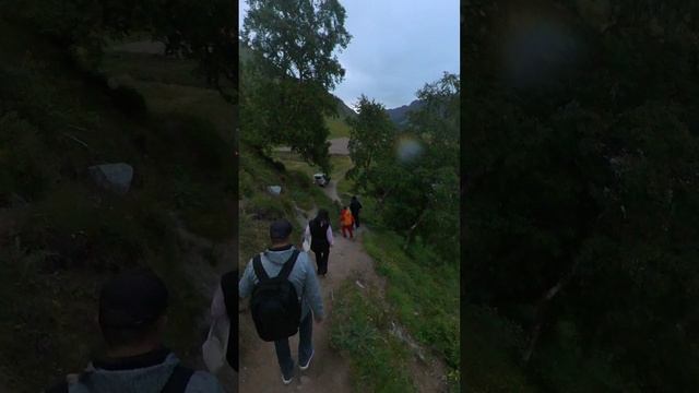 идём по тропинке вдоль реки Каракая-ссу