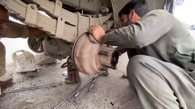 Очередной перегруз. Опять задняя ось, но все сделали отлично. смотреть онлайн