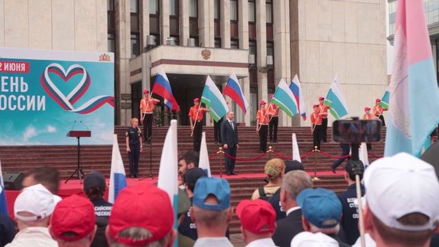 12 июня - День России. Торжественное вручение флагов России патриотическим объединениям.