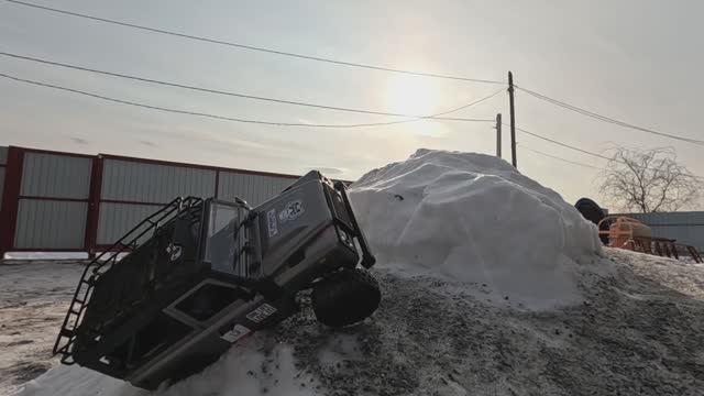 Радиоуправляемый джип дефендер взбирается на гору и срывается в пропасть смотреть онлайн