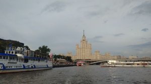 Сталинская высотка на Котельнической набережной и снующие корабли.