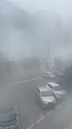 Ураган накрыл Хабаровск. Ветер сносит рекламные щиты и сбивает пешеходов с ног, улицы затоплены.