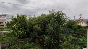 Деревенская природа в дождливый летний день, счастливая и уютная жизнь в деревне