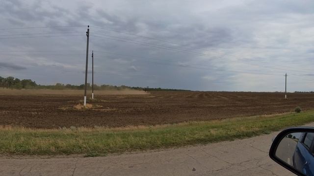 В поле мирно пашет трактор,