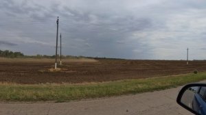 В поле мирно пашет трактор,