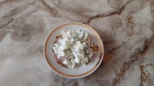 Хрустящий салат с редисом, сельдереем и огурцом.