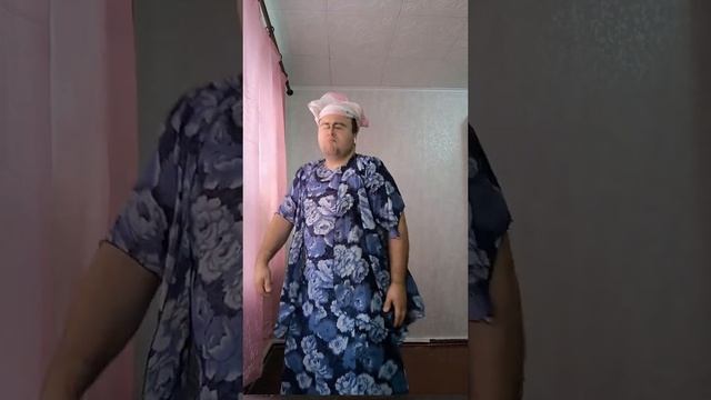 Нина Александровна перед камерой ведёт себя совсем как молодая девочка: танцует, дурачиться