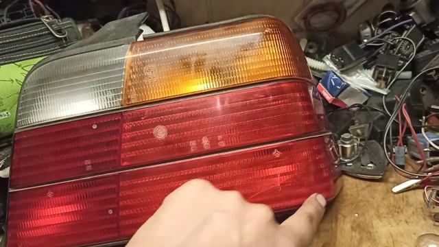 Как расположены световые огни на правой задней фаре  бмв е36 седан. BMW E36 Задний стоп сигнал.